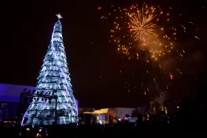 Enciende BUAP monumental árbol navideño en el CCU