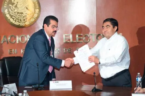 Cargará Luis Miguel Barbosa con los negativos de Claudia Rivera
