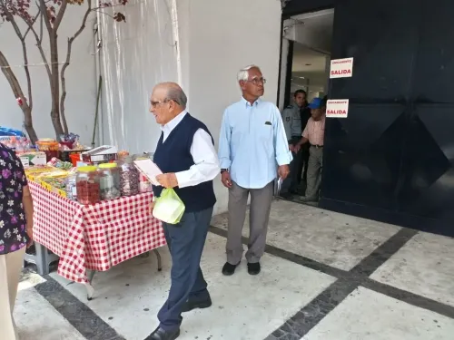 En plena veda electoral, Bienestar Social federal reparte tarjetas bancarias a adultos mayores