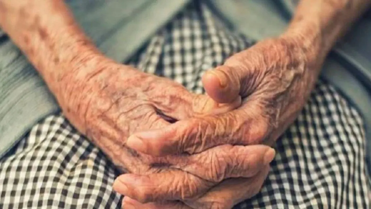 Abuelita es detenida por matar a ladrón que golpeaba a su esposo en Argentina