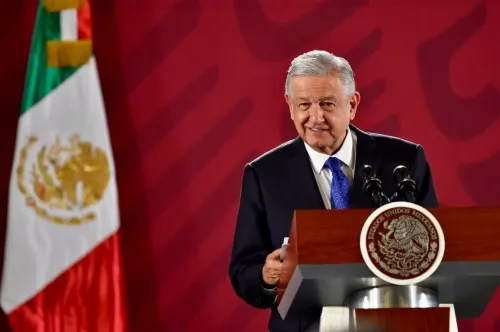 Causantes de disturbios en marcha por los 43 no son anarquistas, son conservadores: AMLO