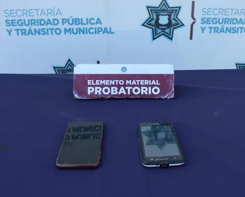 Detienen policías de tránsito municipal de Puebla a mujer por robo a usuario del transporte público