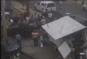 Camioneta chocó contra puesto de tacos y dejó tres lesionados