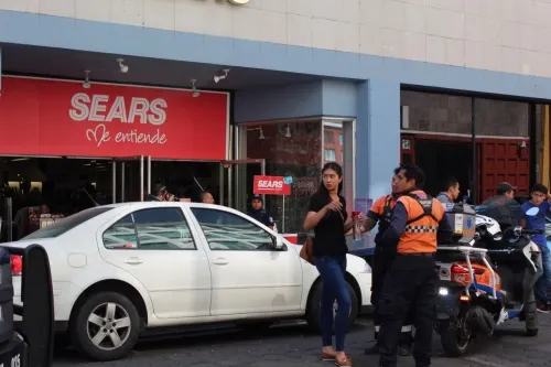 Fallece la empleada que se lanzó del techo de Sears