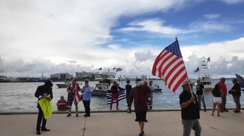 Partidarios festejan el cumpleaños de Trump en Florida