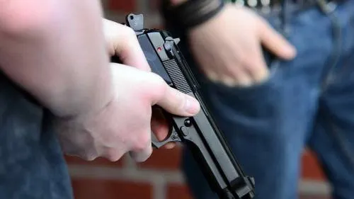 Con pistola en mano, atracan a socios del banco Compartamos en Bosques de San Sebastián