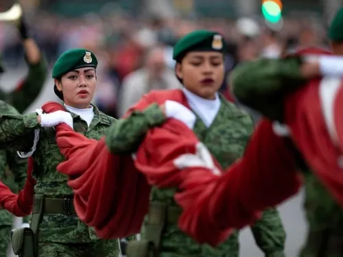 Expide López Obrador decreto en favor de mujeres militares