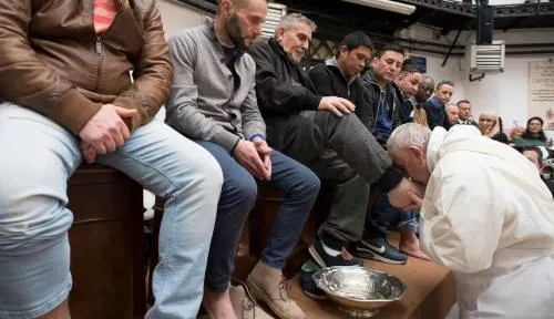 Papa Francisco lava los pies a 12 reos de la prisión romana “Regina Coeli”