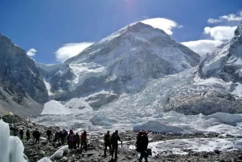 Por basura, China cierra acceso al Everest a turistas