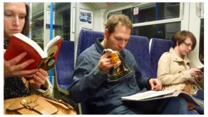 En Rumania viajas gratis si vas leyendo
