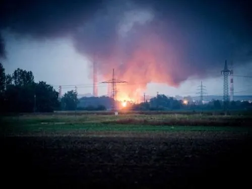 Incendio en refinería deja 9 heridos en Alemania
