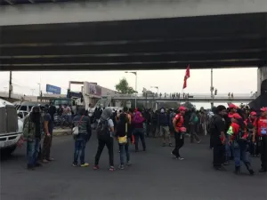 Encapuchados atacan con bombas molotov a policías del DF