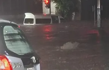 Tormenta azota Puebla y zona metropolitana; deja inundaciones, granizo y vehículos varados