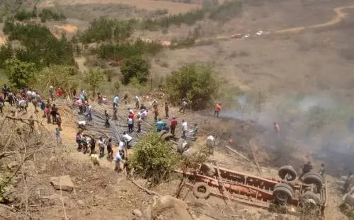 Vuelva tráiler a una barranca sobre la autopista Puebla-Orizaba