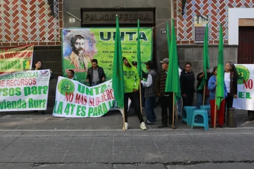 Por falta de apoyos federales, integrantes de UNTA realizan plantón