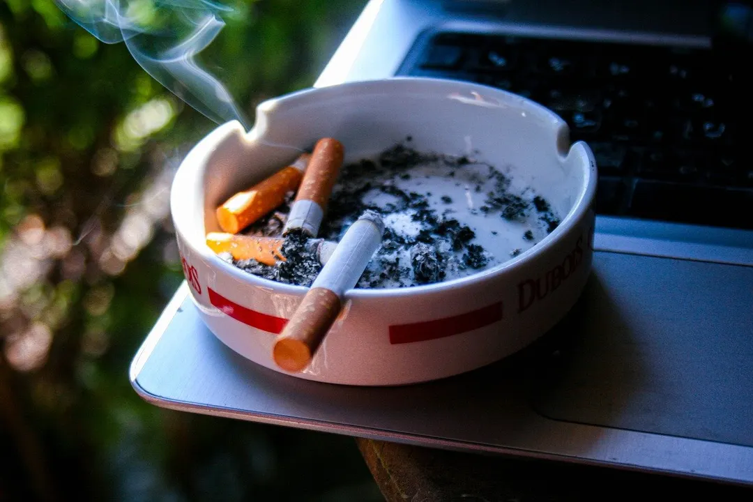 Reino Unido aprueba ley para prohibir venta de cigarrillos a menores de 15 años por el resto de sus vidas