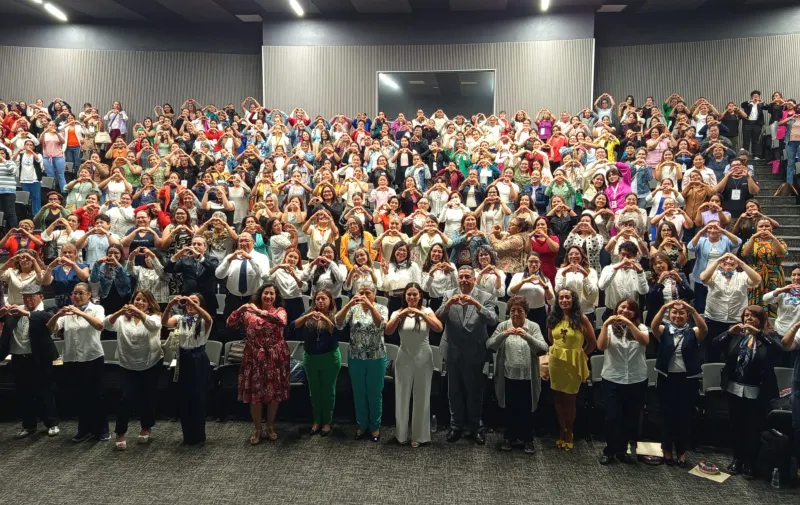 Más de 700 maestras participan en seminario de inclusión en Puebla