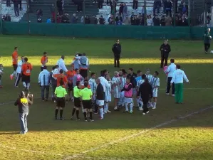 Se desploma y muere jugador de futbol durante encuentro