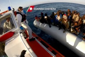 Rescatan a más de 80 migrantes en el Mediterráneo