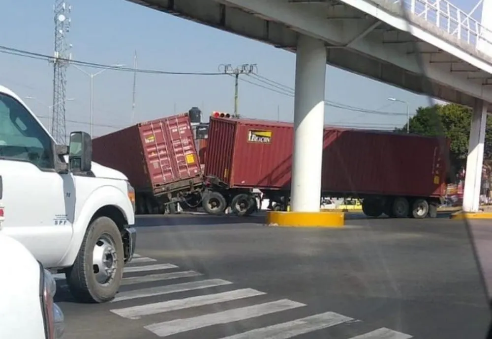 Tráiler a punto de volcarse en Hermanos Serdán
