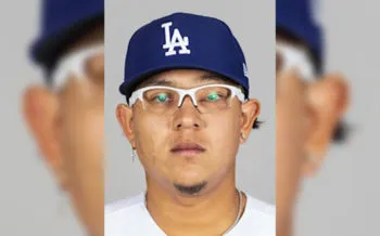 Julio Urías, arrestado por violencia doméstica