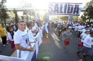 Gali dio el banderazo de salida al Maratón de Puebla