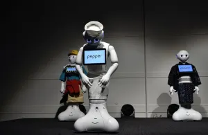 El robot Pepper se sube a la pasarela en Tokio con sus nuevos uniformes