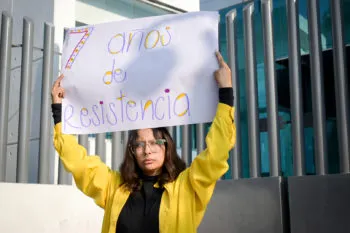 A siete años de sufrir violencia sexual, Yanelli exige justicia en las instalaciones de la fiscalía de Puebla