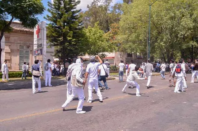 Se enfrentan estudiantes y rechazados de la Universidad Michoacana