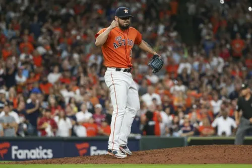 Roberto Osuna es el primer mexicano que gana el título de salvamentos en la Liga Americana de MLB