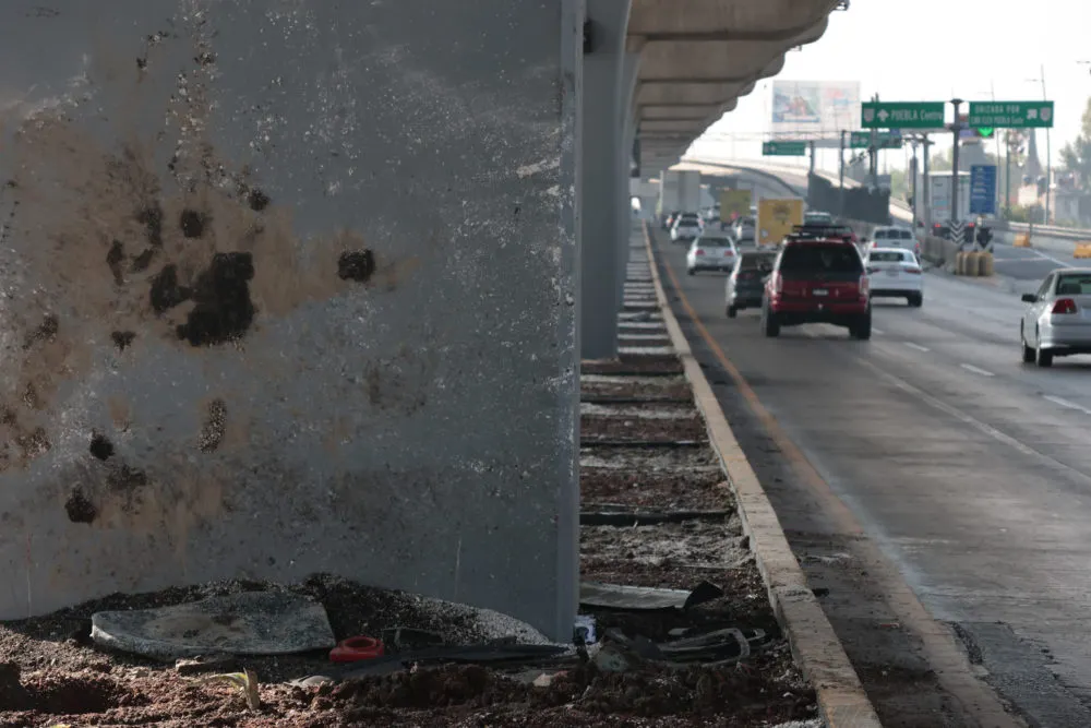 Trailero provoca choque mortal contra una familia y escapa en la autopista México-Puebla