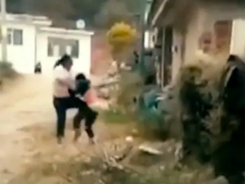 Con rodillazos y golpes, madre ‘aplaca’ a su hijo con discapacidad
