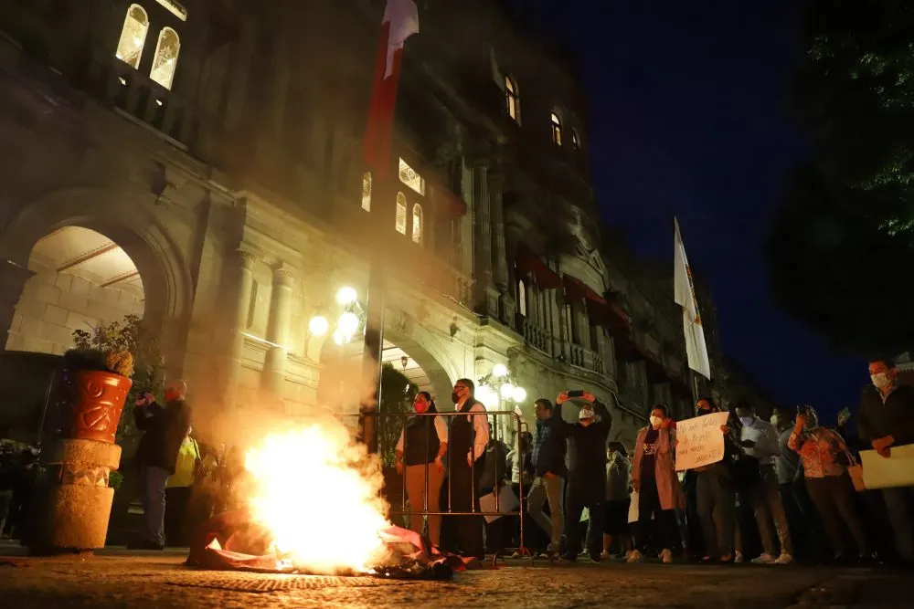 Arde Palacio por aprobación de 100 bases en el Ayuntamiento de Puebla