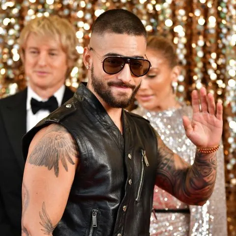 Maluma desafió al frío en España con un llamativo look