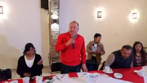 Lorenzo Rivera alza la mano para dirigir al PRI Estatal de Puebla