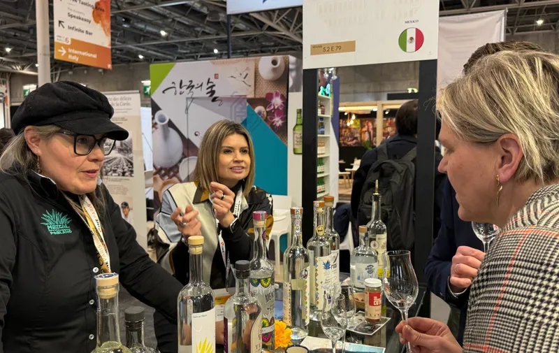 Gobierno estatal impulsa mezcal poblano en “Wine Paris 2025”