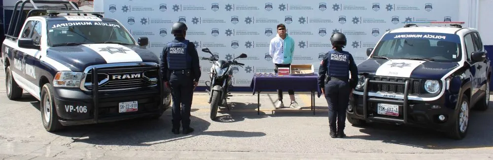Detuvo policía municipal de Puebla a dos probables asaltantes de tienda Oxxo