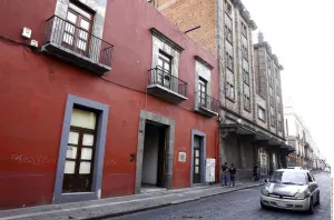 Manifiestan inconformidad por remate de la Casa del Escritor