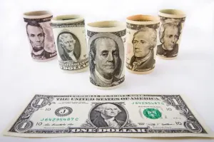 El dólar se vende a 20.36 pesos en promedio en el AICM