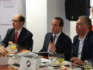 Mario Riestra se reúne con el consejo directivo de Canirac