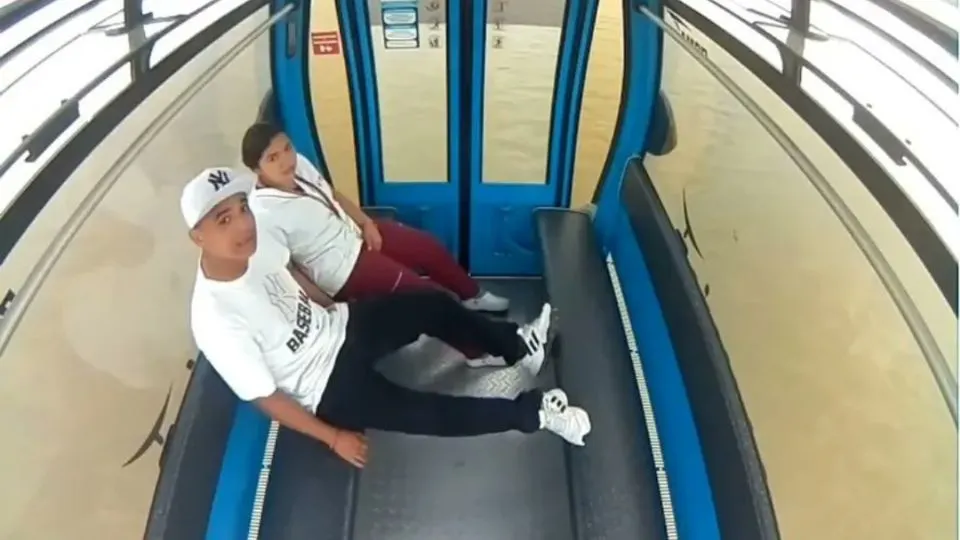 Pareja tiene relaciones sexuales en Cablebús en Ecuador