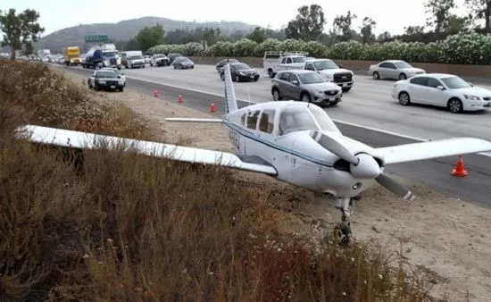 Avioneta se queda sin combustible y aterriza en plena autopista