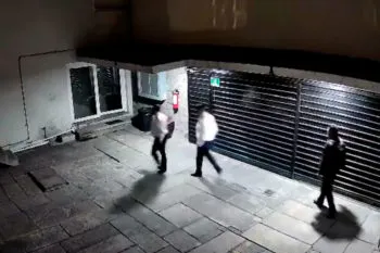 Ladrones son captados por cámara de seguridad intentado ingresar a un domicilio en la colonia La Paz