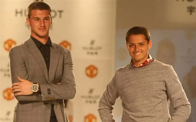 De la cancha a la pasarela; Chicharito debuta como modelo