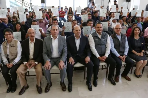 Entrega Fernando Manzanilla  certificados de competencias laborales a migrantes poblanos
