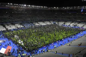 Así fue el momento de explosiones en París durante el Francia-Alemania