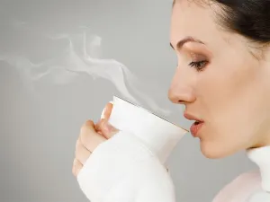 Tomar bebidas muy calientes podría provocar cáncer, dice la OMS