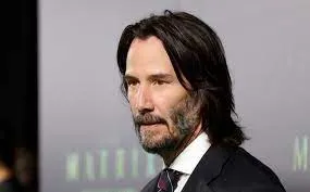 Acosan a Keanu Reeves; solicita orden de restricción