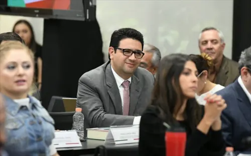 Tribunal Electoral permite toma de protesta a senador acusado de violencia familiar