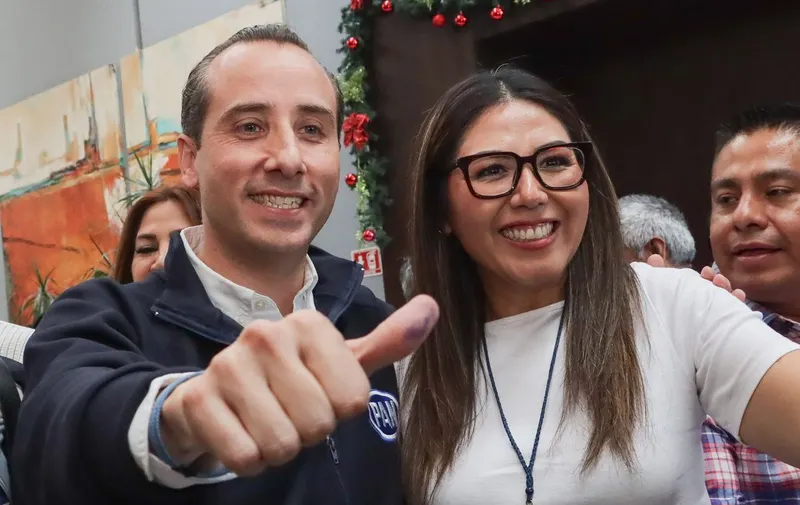 mario-riestra-genoveva-huerta